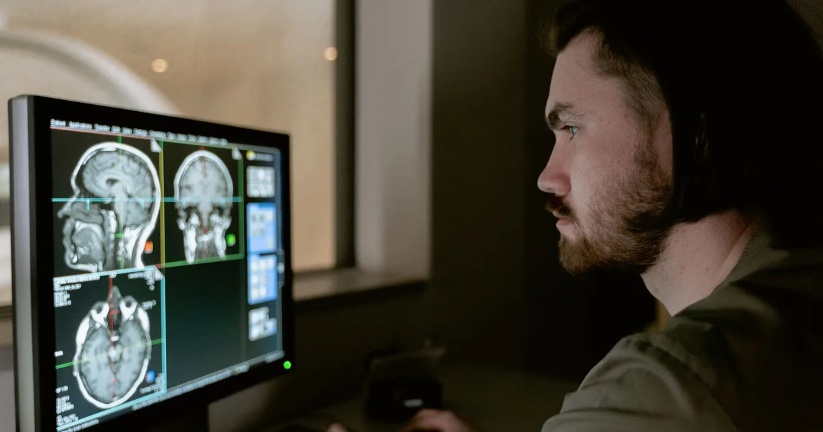 Radiólogo examina una tomografía computarizada en un monitor de un centro médico