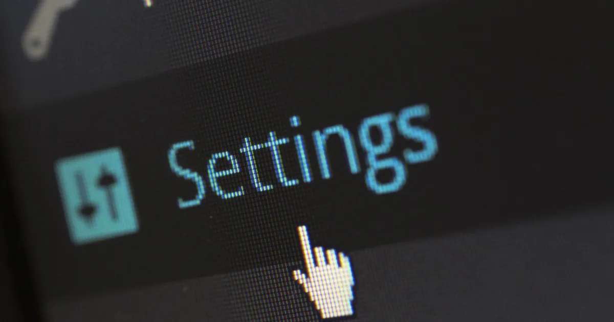 Primer plano de una pantalla de computador mostrando un botón de configuración con el cursor sobre él